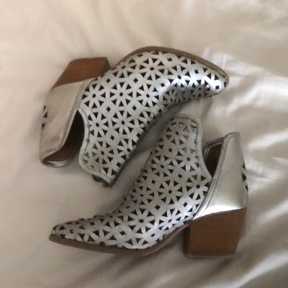 Anthropologie Musse & Cloud Silver Booties Sz 10 - Picture 3 of 12